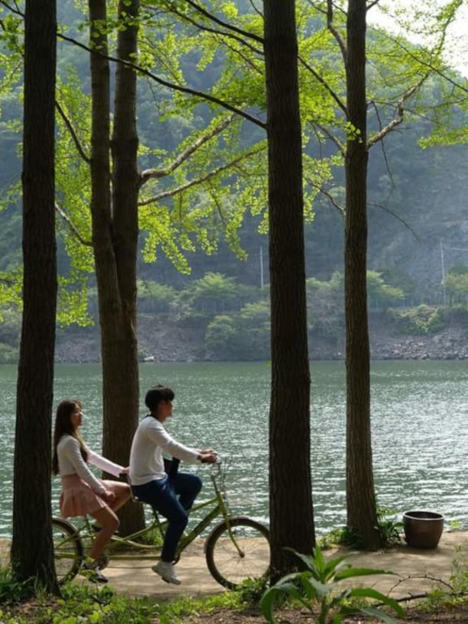 Couple at a traditional Korean hanok